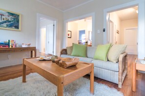 Smart-TV, Kamin, Bücher
