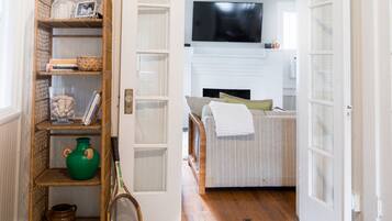 Smart TV, chimenea y libros