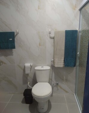 Haartrockner, Handtücher, Toilettenpapier