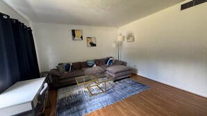 Una sala de estar con sofá, mesa de centro y alfombra.