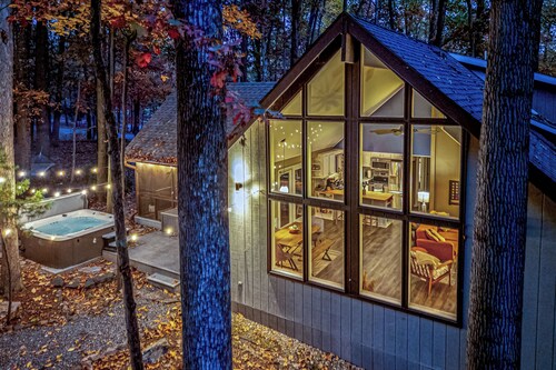 Modern Cabin - w/Hot Tub, Arcade, Fire Pit & Pets + Pool/Pickleball/Gym Access
