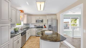 KĂŒhlschrank, Mikrowelle, Ofen, Herdplatte