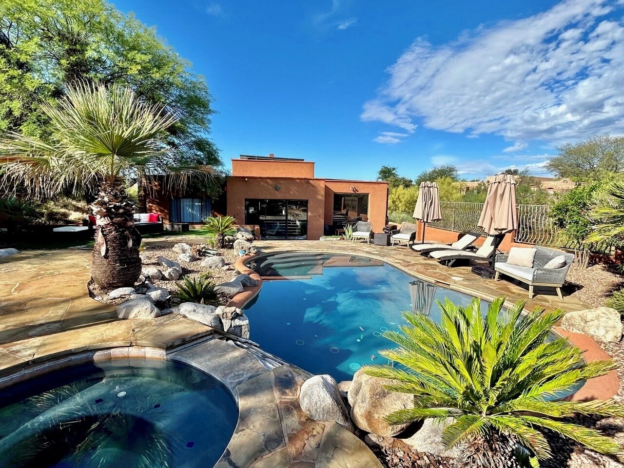 Utendørsbasseng og et oppvarmet basseng