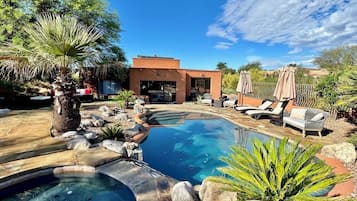 Utendørsbasseng og et oppvarmet basseng