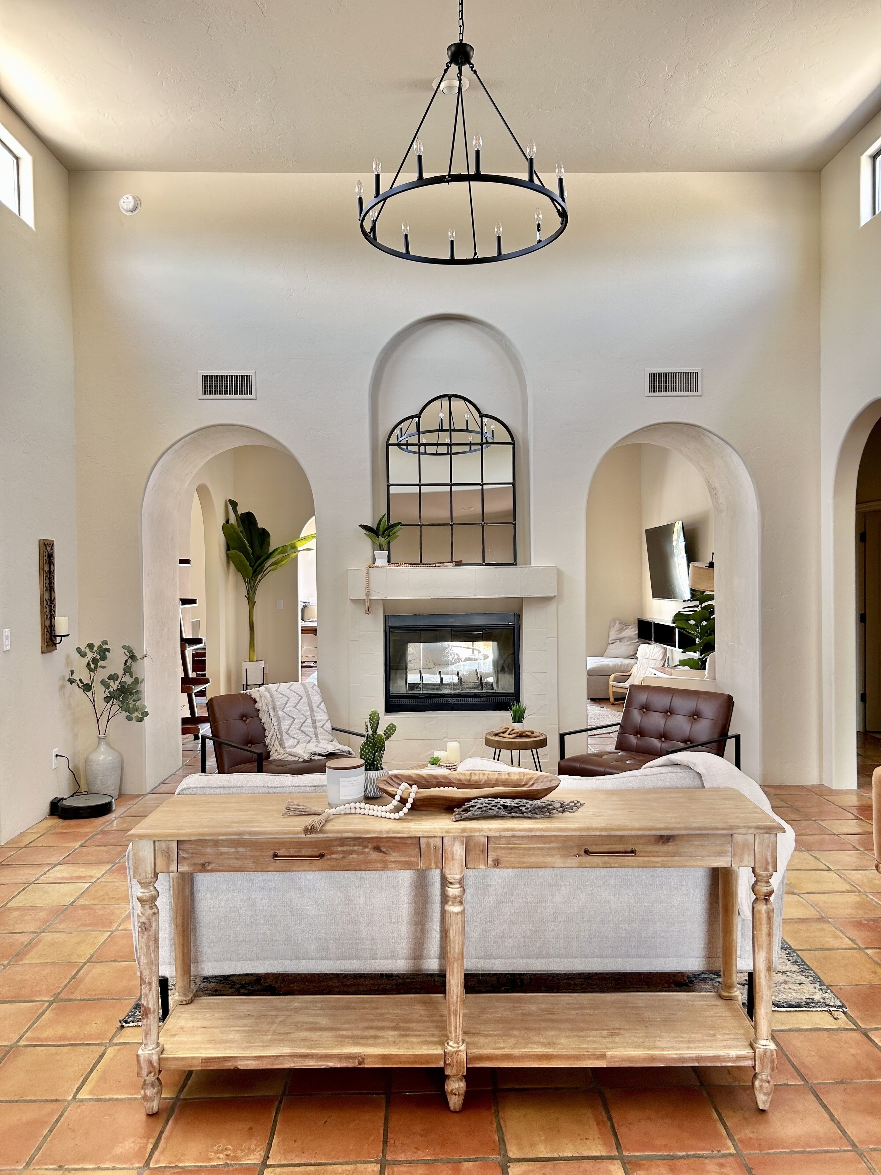 Smart-TV, peis og bøker