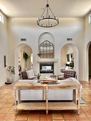 Smart TV, caminetto, libri