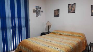 2 bedrooms, hypo-allergenic bedding, desk, blackout curtains