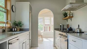 冰箱、微波炉、烤箱、炉灶