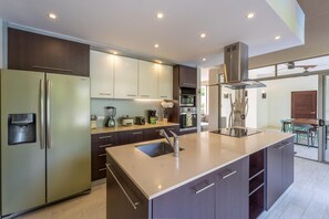 Fridge, microwave, oven, stovetop - Amazing house, airy and spacious with large pool in Playa Potrero (Potrero)