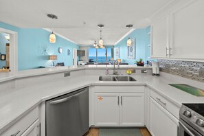 冰箱、微波炉、烤箱、炉灶