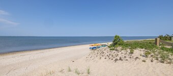 Springs / Amagansett area. Walk to bay. Private / 4 bedrooms 