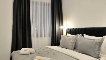 2 habitaciones, cortinas blackout y tabla de planchar con plancha