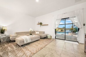 Smart TV, chimenea, videojuegos y reproductor de DVD 