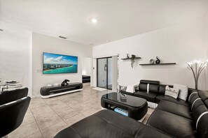 Smart TV, chimenea, videojuegos y reproductor de DVD 