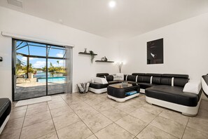 Smart TV, fireplace, video games, DVD player - 🌴🥥🍹Entire Luxury Duplex With Gulf Access Canal View Saltwater Pool🌴🥥🍹 (cape coral)