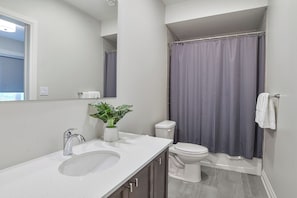 Bathtub, hair dryer, towels - Granite Cottage (#17) (Muskoka Lakes)