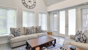 Living area - The Segwun Cottage (#21) (Muskoka Lakes)