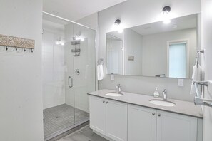 Baignoire, séchoir à cheveux, serviettes fournies, savon