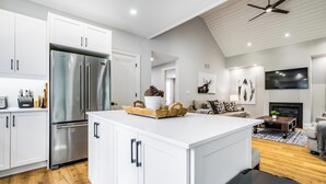 Interior - Bonnieview Cottage  (#37) (Muskoka Lakes)