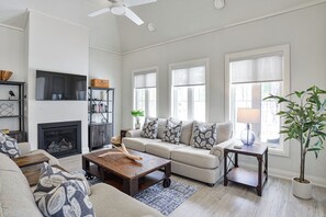 Fireplace - Wenonah Cottage (#19) (Muskoka Lakes)