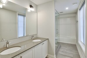 Bathtub, hair dryer, towels - Algonquin Cottage (#62) (Muskoka Lakes)