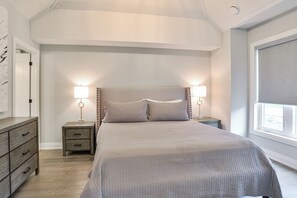 4 bedrooms, iron/ironing board, WiFi, bed sheets - Algonquin Cottage (#62) (Muskoka Lakes)