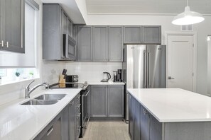 Kjøleskap, mikrobølgeovn, ovn og kokeplater