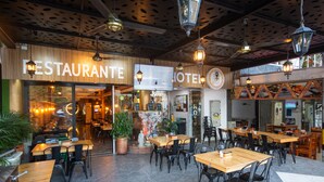 Ein Restaurant mit einem Schild, auf dem 