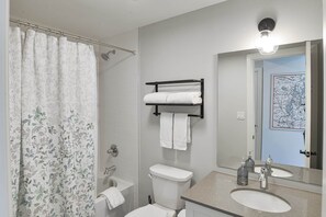Vasca, asciugacapelli, asciugamani, sapone