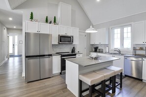 Fridge, microwave, oven, stovetop - The Anchor Cottage  (#71) (Muskoka Lakes)