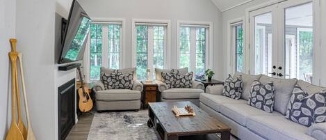 Televisión y chimenea