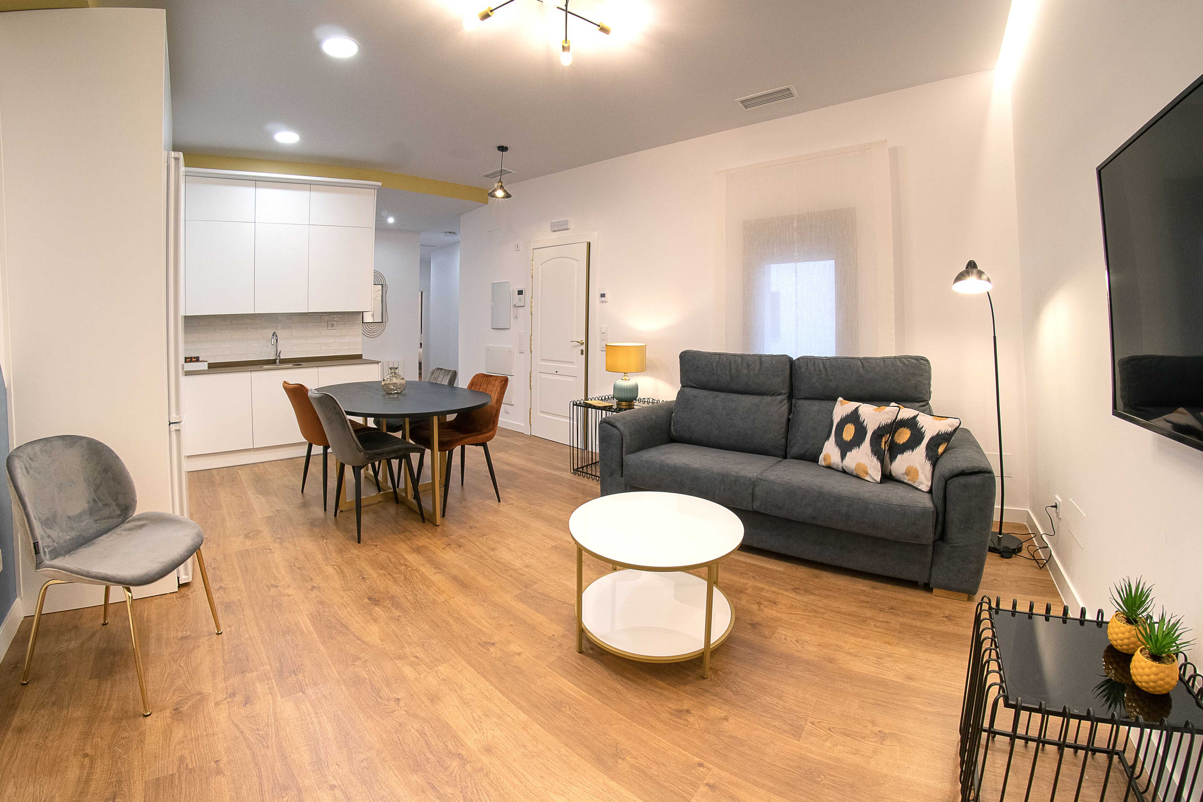 Deluxe appartement | Woonruimte | Een 55-inch flatscreentelevisie met kabelzenders en televisie