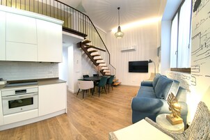 Apartamento familiar | Zona de estar | Televisión de pantalla plana de 55 pulgadas con canales por cable