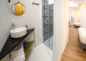 Apartamento Deluxe | Baño | Ducha, secador de pelo, toallas y papel higiénico
