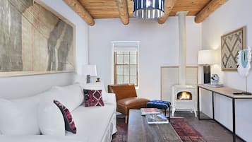 Smart TV, fireplace, stereo