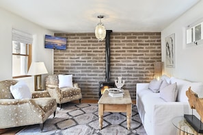 Smart TV, fireplace, stereo