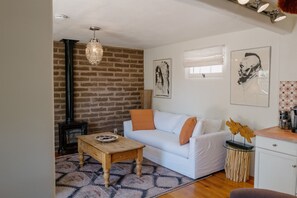 Smart TV, chimenea y estéreo 