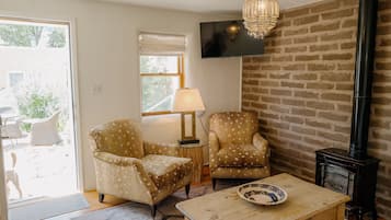 Smart TV, fireplace, stereo