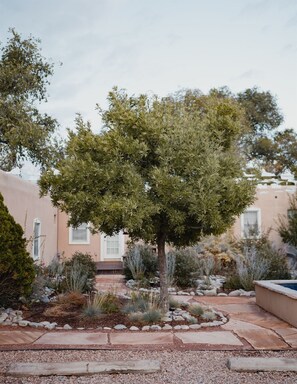 Property grounds - Dos Hermanas Casita 8 | Walk to Plaza | Courtyard (Santa Fe)