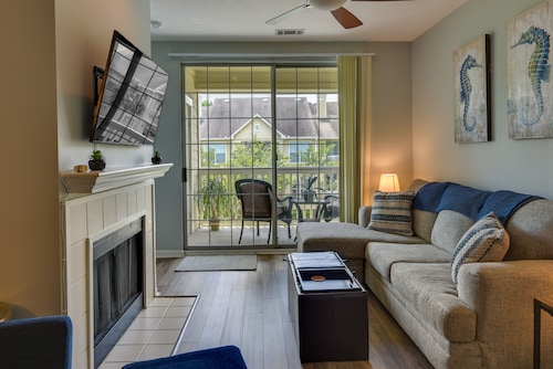 Mount Pleasant Condo w/ Pool & Bikes: Near Beach!