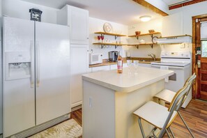 Réfrigérateur, micro-ondes, plaque de cuisson, cafetière/bouilloire