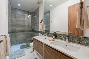 Dusj, hårføner, håndklær og såpe