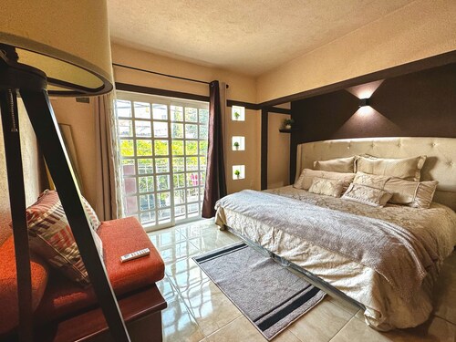 *LOVELY APARTMENT- BEST FOR SOLOS OR COUPLE TRAVELERS*