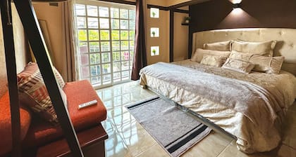 *LOVELY APARTMENT- BEST FOR SOLOS OR COUPLE TRAVELERS*