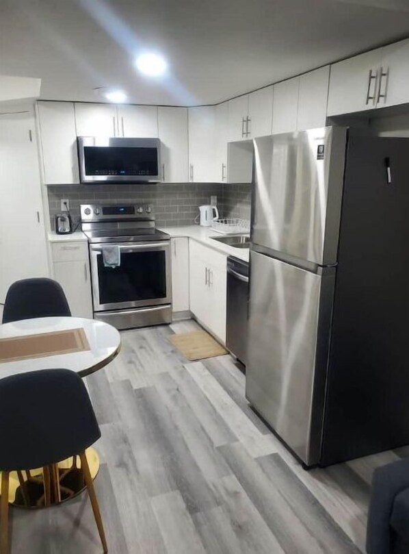 Four à micro-ondes, un four, surface de cuisson, lave-vaisselle