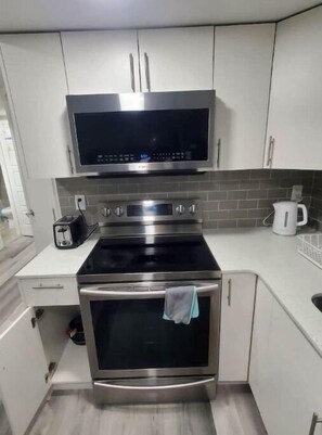 Four à micro-ondes, un four, surface de cuisson, lave-vaisselle