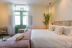 Tabla de planchar con plancha, wifi gratis y ropa de cama 