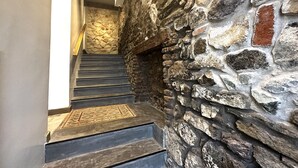 A staircase with stone walls and wooden steps. - Hotel Boutique Casa Marichu - Design Studio with Pool and Rooftop M2 (Ciudad de Panamá)