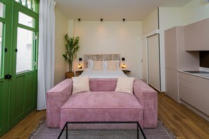 Tabla de planchar con plancha, wifi gratis y ropa de cama 