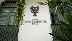 A building with a sign reading 'HOTEL CASA MARICHU 1942' and a decorative emblem above the text. - Hotel Boutique Casa Marichu - Design Studio with Pool and Rooftop M2 (Ciudad de Panamá)